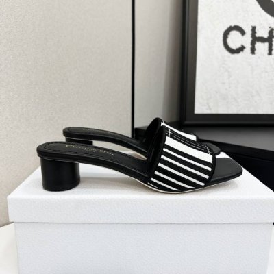平底 高跟 Miss Dior 迪奥经典巴黎走秀款新品一字拖鞋系列这款Miss单鞋系列巴黎走秀爆款，优雅时尚。采用漆皮皮革精心制作，款式简约，鞋面饰以金色饰面金