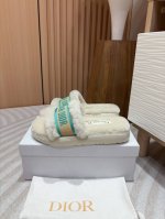 24Ss新款dio*刺绣毛毛鞋橡胶厚底羊毛拖鞋 这款 Dway 棉质凉拖采用厚实的材质精心制作，来自 Dio* Chez Moi 系列，经过重新诠释，突显本季的
