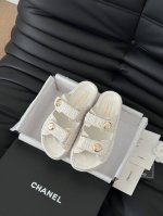 半拖 凉鞋 发泡大底版本 Chanel 25新魔术贴凉鞋版面！顶级对版货！所有的颜色我家都有！鞋面进口面料，垫脚内里羊皮，原版五金扣。均配专柜顶级包装！Size