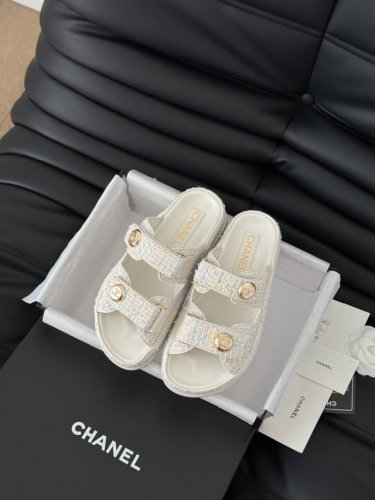 半拖 凉鞋 发泡大底版本 Chanel 25新魔术贴凉鞋版面！顶级对版货！所有的颜色我家都有！鞋面进口面料，垫脚内里羊皮，原版五金扣。均配专柜顶级包装！Size