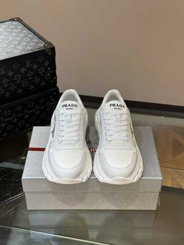 Prad* 新品男士高端运动鞋，这款运动鞋休闲百搭，选用头层牛皮拼布面打造，轻质发泡大底，脚感非常舒适，运用柔和简洁的线条勾勒出运动风廓形。鞋底轻盈而稳固，带有