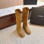 高靴款牛皮面出 丝光反绒面出 香奈儿chanel 新款字母骑士靴这款骑士靴真的是帅气时尚的代表，简约时尚个性又大气牛皮，牛绒面，牛皮面，加厚真皮大底，35-40