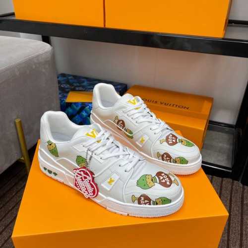 顶级版本 情侣款上线路易威登男装艺术总监 Virgil Abloh 与日本街头时尚大师 Nigo 再度携手，为备受喜爱的 LV Trainer 运动鞋焕现新意。
