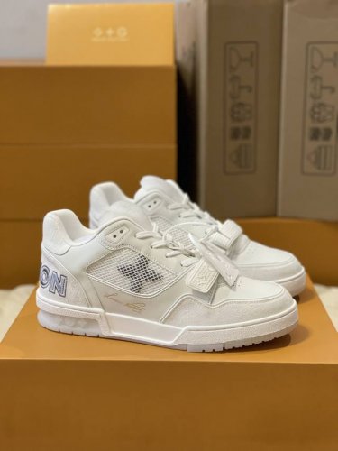 顶级版本 情侣款上线LVTRAINER 运动鞋款号1A98UXVirgilAbloh 向复古篮球鞋汲取灵感，为路易威登呈献LVTrainer运动鞋，成就鞋履系列