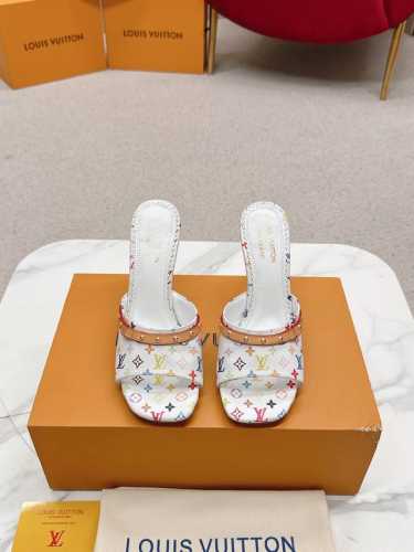 LV 驴家 太好看了很少做Lv家的单品 但是这双小猫跟我真的是没法拒绝啊！原版购入 用心开发 鞋跟都是开模定制 老花单宁色搭配的棕色皮质，也太出彩了！刚刚好的绝