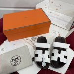 代购级天花版Herme Ss25 New Arrival～H家2025春夏走秀款二舅拖鞋新品时尚就是个轮回～木屐打钉设计复古时髦～光脚或者搭配个彩色袜子穿都时髦