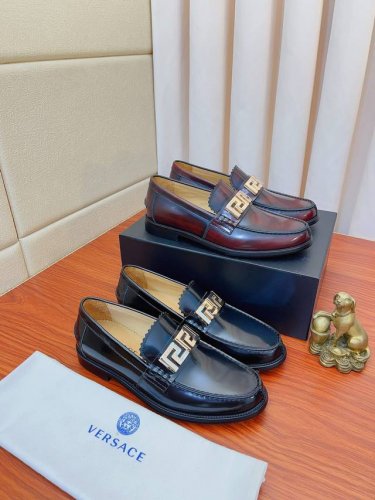 实价： 水染牛里 高品质 Versace范思哲 新款专柜同步男士时尚休闲皮鞋，鞋面采用专用进口开边珠擦色，进口全牛皮内里，做工精细，高端大气 有时尚典范造型 橡