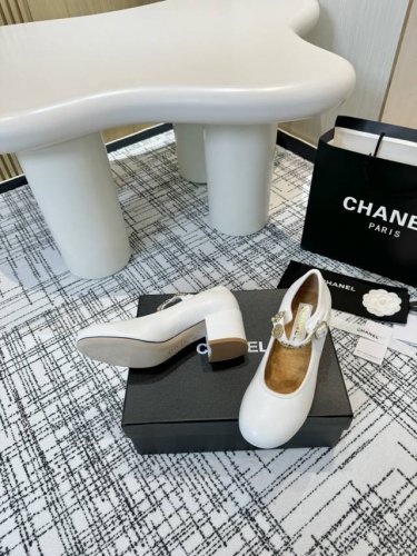 Chanel香奈儿 专柜顶级玛丽珍鞋 这款经典设计；装饰扣多种元素搭配的风格；不平凡的拥入了多种配色元素 多元化混搭非常好看百搭，脚感非常舒适超级秀气优雅的一款