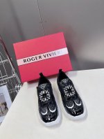 Roger Vivier春夏 RV厚底运动鞋 本款休闲鞋以皮革拼镜面织物和网眼面料制成前面点缀迷你闪钻饰扣和珐琅花朵舒适又不失活泼，尽显松弛感材质：牛皮革 合成