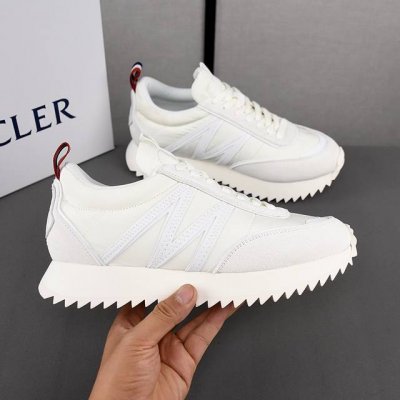 Moncler蒙口男士户外系带运动鞋，具有舒适防滑性能，专为户外跑步或都市漫步而设。兼备创新、功能性与图形细节于一体，从高山氛围汲取灵感，诠释潮流时尚。多种原版