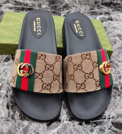 全年有货 价格 ，男女同款，情侣款Gucci 古奇』拖鞋，万众瞩目的一款 美到即可融化你们的心，！简直就是鬼斧神工的杰作 人手必备的一款，开模制造 脚感Q弹超柔