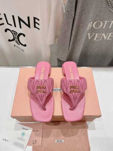 高品质出厂 MiuMiu*2025ss缪缪春夏新款平底小羊皮凉鞋拖鞋Zp开发 原版拆卸 对版菱格纹 秒杀市面普通版本，miumiu真的太少女啦！小羊皮超级软糯