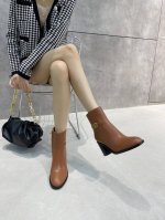 Valentino.华伦天奴秋冬时装女靴：上脚舒适百搭显大长腿， 面料：进口头层牛皮内里垫脚全部真皮，跟高:7厘米粗跟不累脚，不管搭裤子还是裙子都好看 大底:防