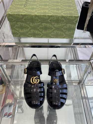 Gucci春夏新款 双G果冻凉鞋 TPU材质。专柜购买原版 ，所有细节、材料 ，全部跟你在专柜买到的都一样 ！模具耗时一个半月，一对鞋子的模具重达1吨！真正能做