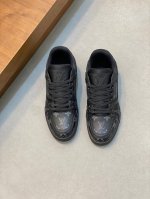 L. V Trainer 运动鞋 重工打造特别版 采用小牛皮水打钉 精致单品，后部 #54 标识遥望品牌诞生的 1854 年，男装艺术总监 Virgil Abl