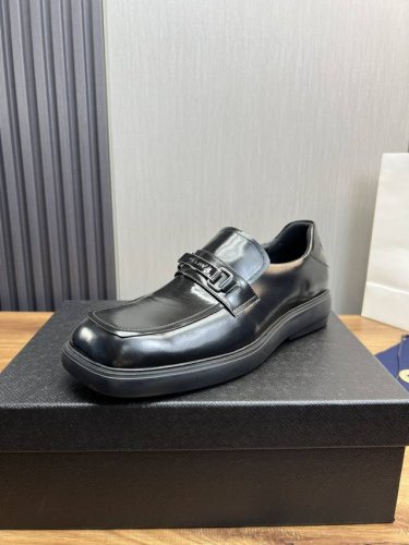 工厂价 Ｐｒａｄａ.普拉达男士商务休闲皮鞋，全部采用进口原版品牌皮料，只为打造更为舒适的穿着体验，鞋面：原版牛皮+进口牛皮里，原版防滑耐磨大底8-45 38.4