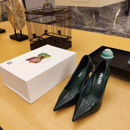頂級包裝配套最高版本 PRADA 普拉達秋冬新品， 頂級版本 實力來襲！ 奇異三角跟 四季尖頭單鞋。 網紅爆單款來襲，經典商標金屬標識三角形注入於三角形鞋跟，造