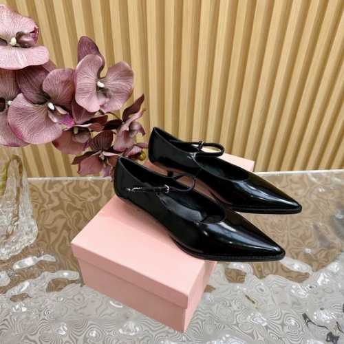 代购级别 224 Miumiu 新款尖头玛丽珍jianto凉鞋 单鞋系列上新 ★★★★★ 舒适度与时髦度并存的开挂全新系列，设计搭配，简约大方，百搭时尚！ 鞋面
