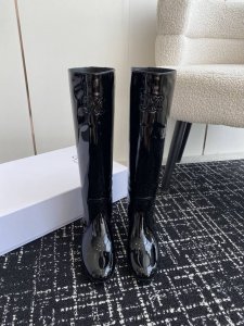 代购级 Celine 赛琳 24Ss秋冬新品 复古粗跟 长靴 塞琳这一季好看的款式真的是很多 比如这款军靴就很机车风 重点夸夸靴筒设计 完全不挑腿型 上脚秒变大