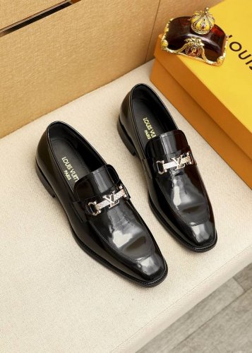 商品商标：Louis Vuitton 路易威登 休闲皮鞋 正码码数: 38-44 45.46订制 商品材料：精选 进口开边珠牛皮鞋面+原版五金扣，进口头层牛皮内