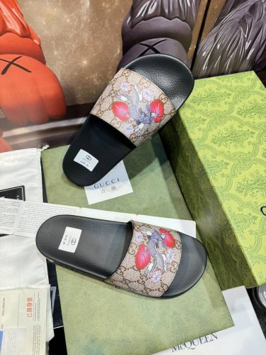 家高端男士夏季拖鞋，鞋面材质头层牛皮压印品牌logo，私模大底，细节完美，尽显大牌风范，休闲宽松舒适型，高品质精品，夏季必入哦！Size：男38-47 女35－