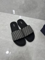 Dior Alias凉鞋是2024年新品，是一款悠闲而精致的作品。该风格采用米色和黑色Dior Oblique提花制成，展示了简单便捷设计。这款凉鞋由黑色皮革和