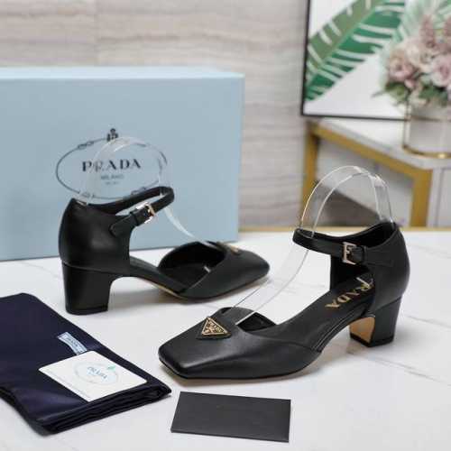 PRADA 普拉达 24 春夏新款中空凉鞋 三角标方头粗跟专柜走秀款！ 鞋面：进口头层牛皮 内里：高定制牛皮 大底：原版意大利真皮大底 跟高：5cm 鞋码: 3