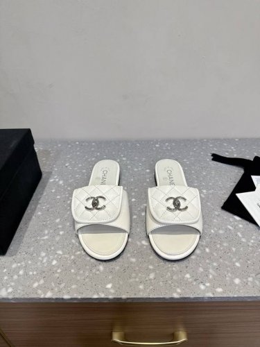Chanel 小香 24ss 春夏新品度假 羊皮 懒人拖 小香的一款全新设计 鞋面毛线纯手工编织搭配双C五金装饰 简约百搭上脚超级美的 怎么看都超美鞋面：采用进