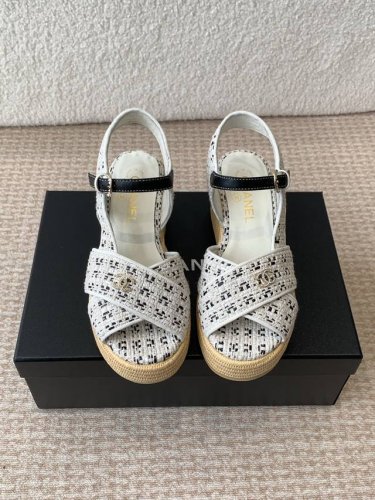 CHANEL2025春夏最新面料★★★★★ 众多明星网红上脚，国内外博主刷爆的一个百搭系列，春夏衣橱搭配必备 凉鞋首选. 鞋面：进口超柔羊皮 内里: 进口水晶羊