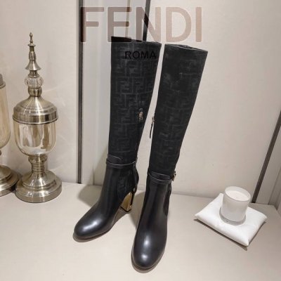 新款 ： 芬 迪 Delfina 皮革高跟长靴 出厂价： 真皮大底 圆头皮革delfina长靴，靴管采用ff提花布料。鞋跟饰有镂刻细节和金色金属ff图案，系带开