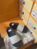 长期现货 出厂价 。情侣款 升级版gucci 古奇』拖鞋 万众瞩目的一款 美到即可融化你们的心毫无悬念的网红单品 每款时装周街拍出镜率都超高！简直就是鬼斧神工的