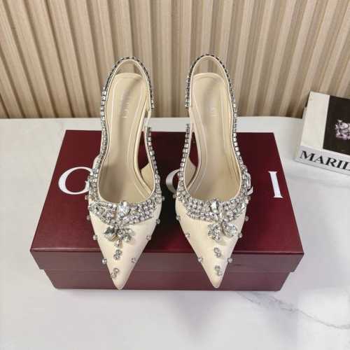 Gucci 25S春夏新品水钻糖果色 后带凉鞋高跟G家在体现高级感这块 总让人大写的服气看起来蛮简单的款式 但上脚就莫名很高阶 非常性感让你轻松搭配尽显各种风格