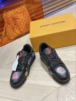 涂鸦款 批最新情侣系列louis Vuitton 路易威登 Trainer Sneaker 时尚百搭低帮休闲板鞋 男女同款顶级版本 全新压印工艺 拼色涂鸦系列