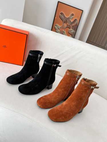Hermes. 经典新款面料头层牛皮，内里:羊皮里。超级经典的爱马仕工字扣.穿上你就是女王.法抗拒的楦头.经典中的经典...每次一经上架立马被抢购一空.时尺码3