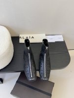 Fw新款ALAIA阿莱亚法式方头 芭蕾舞 冲孔凉鞋 短靴具有柔美浪漫气息的方头单鞋，传统的芭蕾风格具有了更多施展的可能性，也更能与当代时尚结合。女性气质十足的芭