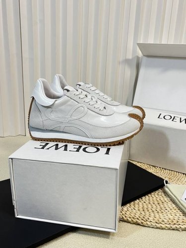超级火爆 Loewe 罗意威 最新内增高拼色德训鞋 阿甘鞋 小白鞋 进口麂皮+牛皮+原版丝绸拼接 +Ptc Loewe标志性草书字样l与鞋身完美融合，多种颜色的