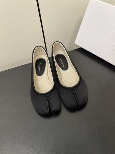p380Maison Margiela Mm6玛吉拉经典分趾鞋 比利时著名设计师，曾担任爱马仕 (HermèS) 的创意总监 虽然低调到绝迹 却仍然难以抵挡他在