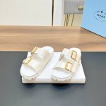 最新系列 Prada 普拉达2024春夏新款凉鞋 双排扣拖鞋 最新走秀系列 经典升级 舒适度与时髦度并存 每个颜色搭配都好看，设计搭配不同风格需求 鞋面：原版定