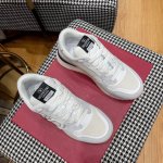 高端出品～华伦天奴valentino 早秋新款v Logo Pace慢跑鞋 鞋身超大v Logo搭配鞋舌细节铭牌，体现出独特的3D视觉效果，吸睛天花板。 鞋面采