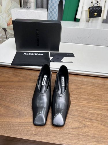 高品质出厂 JILSANDER 24春夏极简主义小方头pc透明粗跟浅口单鞋市面顶级原单版，ZP对比做货，所有细节都跟柜上一致：包括鞋面皮料，鞋垫内里皮料、刻印l