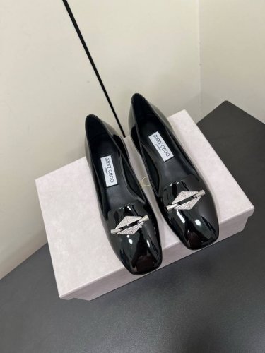 Jimmychoo New Arrival～ Jc 2025早春 方头方跟的造型，复古时髦的调性，点缀金属扣件装饰，增添了精致优雅的韵味 小羊皮材质，脚感满分