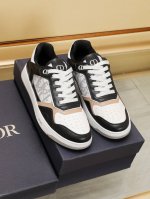 工厂 Dior 迪奥专柜同步上线 这款B27低帮休闲运动鞋是该系列新品，延续 Di*r的经典款式。鞋面选用原版Dior印花效果搭配牛皮革制作，搭配双色纹理大底，