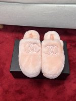 厂价 Chanel 24B新款毛毛拖鞋！ 这款毛拖真的是真太可爱了～ 柔软蓬松的毛毛，舒服暖脚 增高显腿长 秋冬搭配袜子休闲又慵懒 上脚真的好看又时髦 进口羊毛