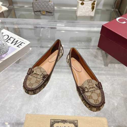 3657-1 杏G 35-42 衣橱必备单品优雅焕新。这款设计以优质迷你Gg绒面材质匠心打造，巧妙融合品牌经典传承与现代精致魅力。经典马衔扣细节以闪亮的浅金色调