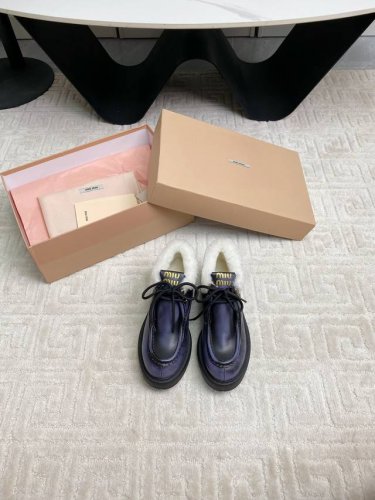 出绒面 皮面 Miumiu 新厚底羊毛高帮鞋乐福鞋 擦色 复古风 超级耐看 耐穿 瘦腿神器 简约大气 矮子乐 经典三角扣加齿牙厚底 经典时尚不过时，5.5Cm