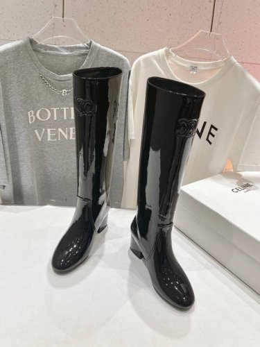 高版本出厂 Celine* 赛琳 Ss秋冬新品简易漆皮高跟长靴 复古简约又时尚 上脚舒适百搭！低调简约的设计，超帅气造型带点复古的味道，上脚显瘦轻便，打造多样穿