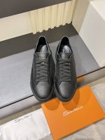 新款santoni 圣东尼 这是一款男士低帮运动鞋，采用双色皮革材质搭配设计细节精致且富有特色。 材质与颜色：该鞋采用皮革制作，主体颜色为 白色和兰色，配色鲜明