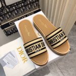 DIOR 5 新品厚底木底拖鞋_________________________以灵动活力，尽展本季时尚格调！木饰洁构更添摩登风采+经典品牌标识装饰，一展精致的
