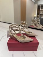 出厂价Pp： Valentino 华伦天奴铆钉 Vt经典环绕踝脚带铆钉凉鞋，历久弥新深入人心永不过时的必备单品顶级复刻！侧身弧线完美，原版开模定制不生锈铆钉 特