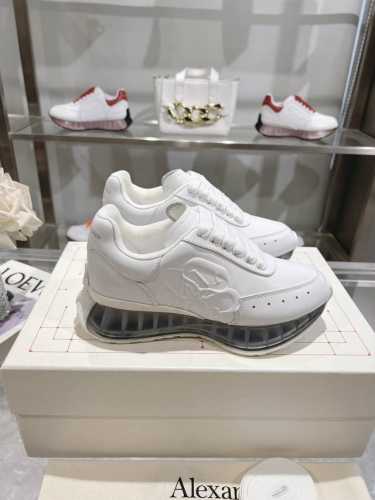出 上新alexander Mcqueen 亚历山大麦昆 春夏男sprint运动情侣款 鞋侧面饰有时尚个性字母seal Logo组合雕花标志 内里网 牛皮垫脚，